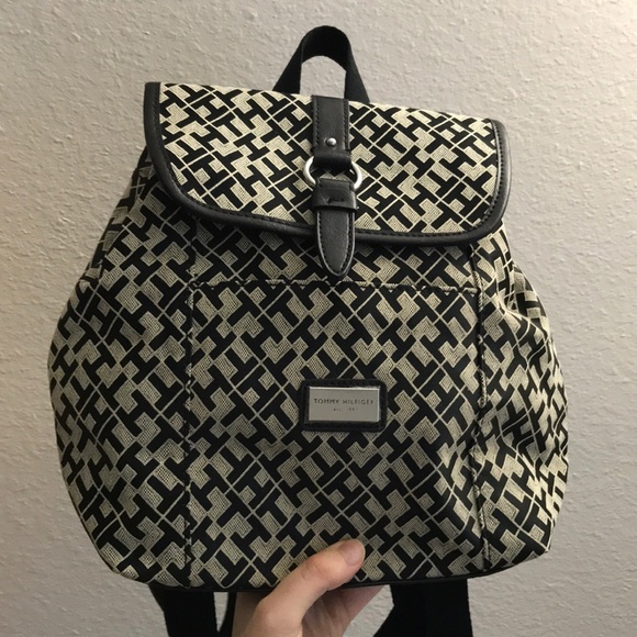 Tommy Hilfiger Medium Signature Backpack main image 10